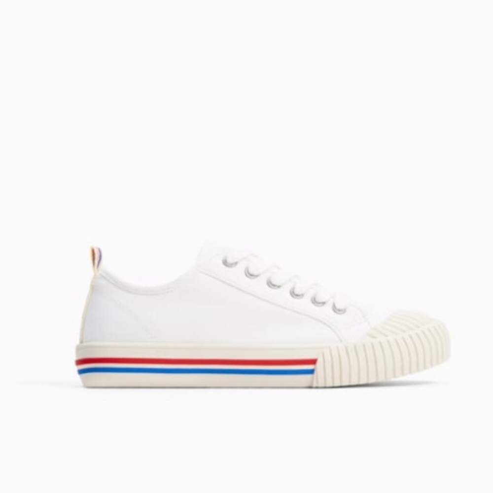 White lace up sneakers